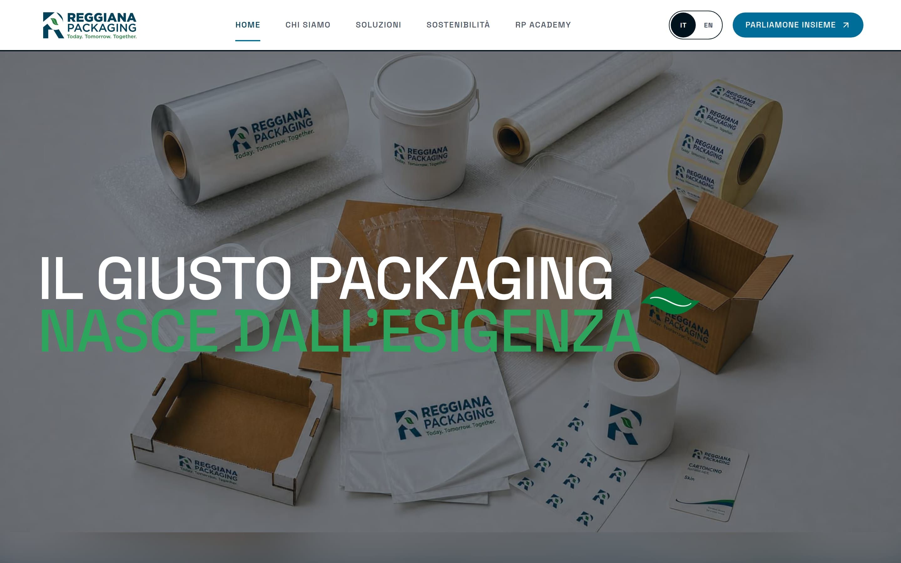 La home del sito di Reggiana Packaging: il titolo «Il giusto packaging nasce dall’esigenza» sopra una composizione di imballaggi alimentari con il marchio dell’azienda